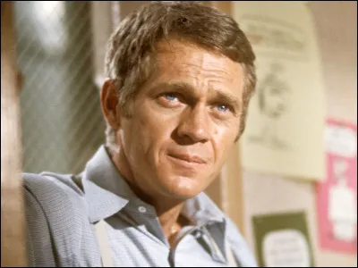 Acteur américain, qui a joué dans "L'Affaire Thomas Crown", dans "Bullitt" :