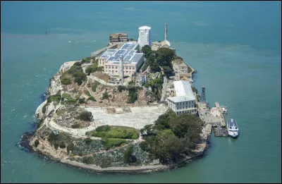 Dans la baie de quelle ville l'ex prison d'Alcatraz est-elle située ?