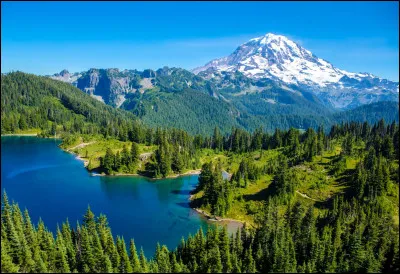 Sur combien de pays la chaîne volcanique des Cascades s'étend-elle ?