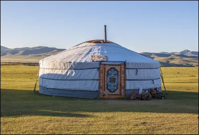 Quel est cet habitat traditionnel, une tente démontable utilisée par de nombreux nomades d'Asie centrale ?