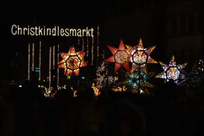 Dans quel pays les enfants demandent-ils des cadeaux au Christkind, une petite fille que l'on retrouve symbolisée dans les parades. La Saint-Nicholas, le 6 décembre, est aussi une occasion d'offrir des cadeaux aux petits. Le dessert traditionnel est le Stollen.