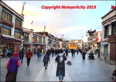 Quelle est cette ville-préfecture, capitale du Tibet, région autonome de la république populaire de Chine ?