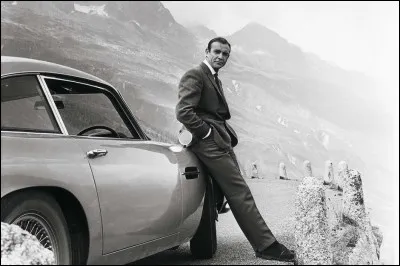 Le modèle "DB5" n'est pas le premier conduit par Sean Connery : il apparaît dans "Goldfinger" (1965). Quelle était la marque, déjà ?