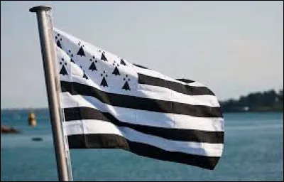 Sur le drapeau breton, combien y a-t-il de bandes horizontales noires ?