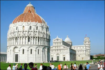 Ville italienne de Toscane ; au Moyen-Âge, importante cité marchande et portuaire à l'embouchure de l'Arno :