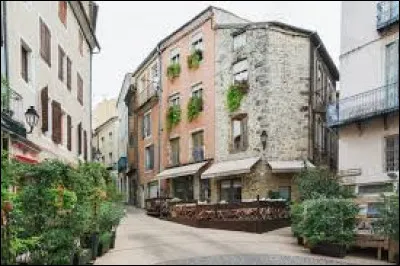 Dans quel département français se situe la ville d'Aubenas ?