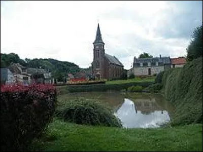 Je vous propose de commencer cette première balade de 2021 dans les Hauts-de-France, à Fresnoy-au-Val. Village de l'Amiénois, il se situe dans le département ...