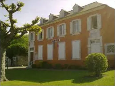 Nous commençons cette petite promenade à Barzun. Commune néo-aquitaine, dans l'arrondissement de Pau, elle se situe dans le département ...