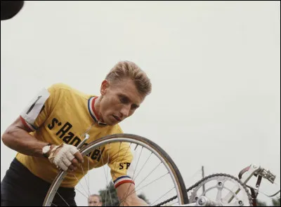 À combien de reprises le cycliste français Jacques Anquetil a-t-il remporté le Tour de France ?