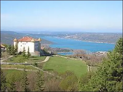 Nous commençons notre balade en région P.A.C.A, à Aiguines. Village de l'arrondissement de Brignoles, il se situe dans le département ...