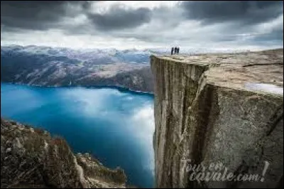 Où se trouve la falaise Preikestolen ?