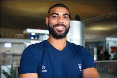 Quel sport Earvin Ngapeth pratiquait-il ?