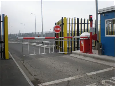 Etant une ville privée, elle n'est pas accessible à tout le monde. Des barrières y sont installées ainsi que des...