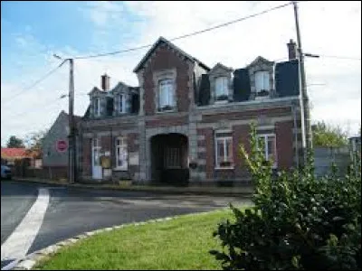 Je vous propose de commencer notre balade quotidienne dans les Hauts-de-France, à Balâtre. Petit village de 72 habitants, dans l'arrondissement de Montdidier, il se situe dans le département ...