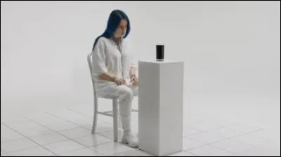 Dans le clip "When the Party's Over", Billie avoue dans une interview ce que contenait son verre rempli d'un liquide noir. Qu'était-ce ?