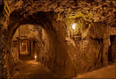 À Naours, c'est sous la colline, qu'au Moyen-Âge des galeries furent creusées pour abriter les habitants lors des fréquents conflits. Où se situe Naours ?