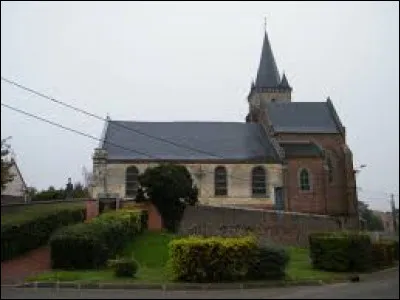 Je vous propose de commencer avec cette vue de l'église Saint-Pierre de Beaucourt-en-Santerre. Commune des Hauts-de-France, elle se situe dans le département ...