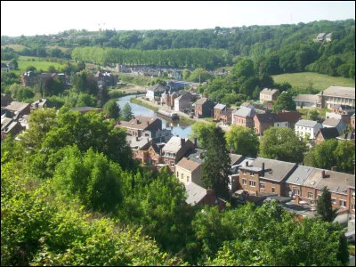 La Sambre prend sa source près du village de Fontenelle, situé à environ 200 mètres d'altitude sur le plateau de Saint-Quentin. Dans quel département cette source se situe-t-elle ?