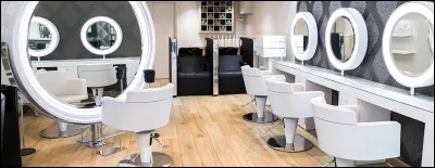 En quelle année a été ouvert le premier salon de coiffure ?