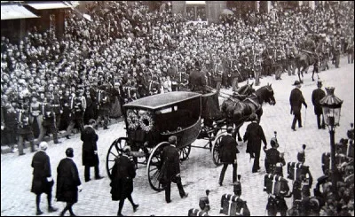 2 millions ( ?) > Avant la Libération (de 1945), il faut remonter à cet évènement pour trouver environ 2 millions de Parisiens dans la rue. Que se passe-t-il ?