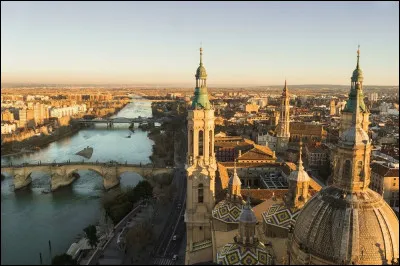 Ville espagnole de 600 000 habitants, traversée par l'Ebre, capitale de l'Aragon :