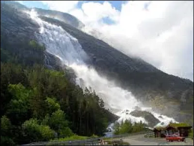 Où se situe la cascade Langfoss ?