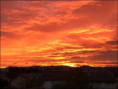 Qui, en regardant le ciel, prédit qu’une mort inutile surviendra bientôt ?