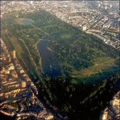 Où se situe le parc Hyde Park ?