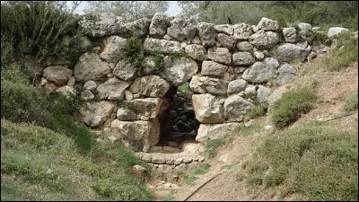 - 1 300 > "C'est un trou dans les pierres, où ne coule pas de rivière..." Rimbaldien en diable, il est toujours en activité depuis plus de 30 siècles, le bougre !