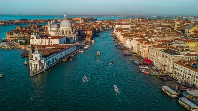 Ville italienne située dans une lagune au bord de l'Adriatique, célèbre pour ses monuments et ses canaux :