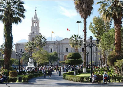 Arequipa, 1,3 million d'habitants, est une ville d' ...