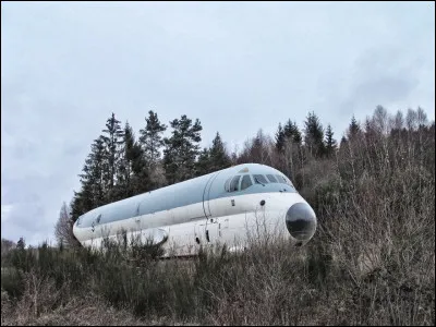 Qui est l'auteur-compositeur- interprète de la chanson ''Comme un avion sans aile'' ?