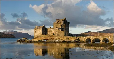 On commence facilement avec ce château qui a vu plusieurs films se tourner en ses murs. Je vous donne un indice pour un des films. 
Il est immortel...