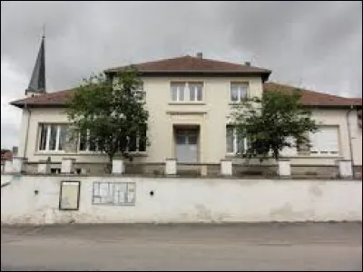 Nous débutons notre promenade quotidienne dans le Lunévillois, à Bures. Petit village du Grand-Est peuplé de 61 habitants, il se situe dans le département ...