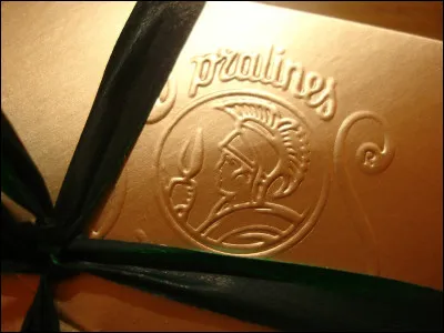 Quelle est cette marque de chocolat belge prenant le nom d'un célèbre roi spartiate qui s'est illustré à la bataille des Thermophiles ?