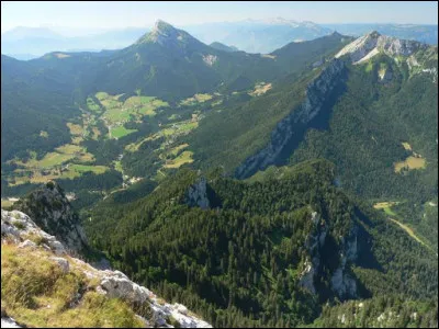 On voit bien que cette forêt domaniale de la Grande Chartreuse se trouve en montagne. Mais où est-ce exactement ?