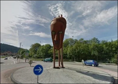 Le rond-point, dans notre monde, c'est un peu l'Agora des bagnoles, non ? Cet hommage à un grand défenseur de l'art se trouve à Pontarlier. Le reconnaissez-vous ?