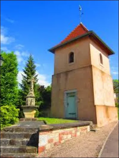 Nous commençons notre balade dans le Grand-Est, devant l'église Saint-Joseph, à Alzing. Village de l'arrondissement de Forbach-Boulay-Moselle, dans le pays de Nied, il se situe dans le département ...