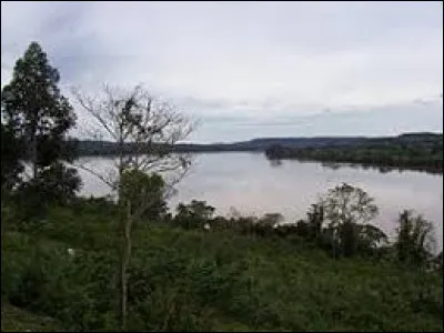 Pays d'Amérique du Sud, je porte le même nom qu'un fleuve me traversant. La première Coupe du monde de football a eu lieu sur mon sol en 1930.
Je suis...