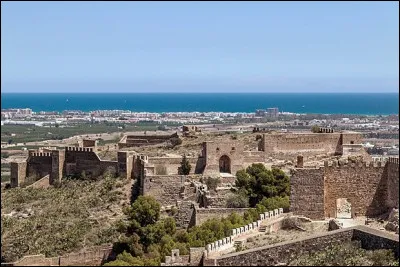 Le siège de cette ville par Hannibal, en 219 avant J-C, marque le début de la deuxième guerre punique. Après huit mois de siège, la ville est prise et entièrement détruite, la population est en grande partie massacrée. C'est ...