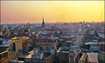 Rawalpindi, 2,1 millions d'habitants, est une ville d'...