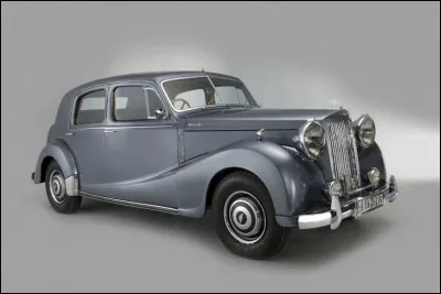 Avec ses grands phares, sa calandre verticale et sa malle bombée, cette belle berline est l'incarnation de la voiture de luxe britannique. En plus, le rapport prix/prestation de celle-ci était loin d'être mauvais. Quelle est cette voiture ?