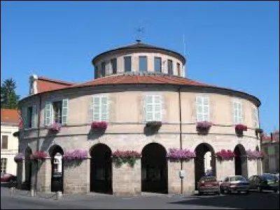 Je vous propose de commencer cette nouvelle balade devant la mairie ronde d'Ambert. Sous-préfecture d'Auvergne-Rhône-Alpes, elle se situe dans le département ...