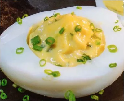 Quelle est cette recette composée d'un demi-oeuf dur dont le jaune écrasé est mélangé avec de la mayonnaise et des herbes ?