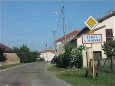 Je vous propose de commencer notre balade dans le Grand-Est, à l'entrée de Beney-en-Woëvre. Village de l'arrondissement de Commercy, dans le parc naturel régional de Lorraine, il se situe dans le département ...