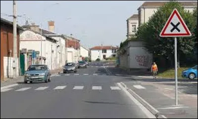 Ce panneau indique un cédez le passage.