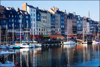 Quelle est cette ville portuaire du Calvados, célèbre pour son vieux bassin avec des maisons aux façades recouvertes d'ardoises ?