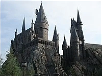 Pourquoi cela s’appelle " Hogwarts" ?