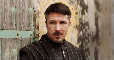 Aidan Gillen joue Petyr Baelish dans...