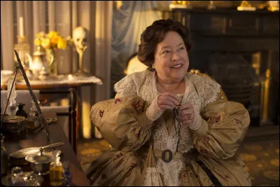 Kathy Bates joue Marie-Delphine LaLaurie dans...